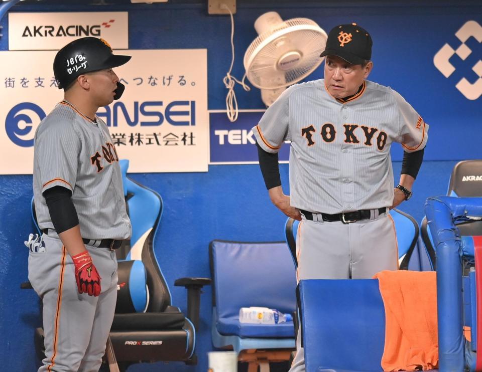 　６回、ベンチで浅野（左）と話す原監督（撮影・西岡正）
