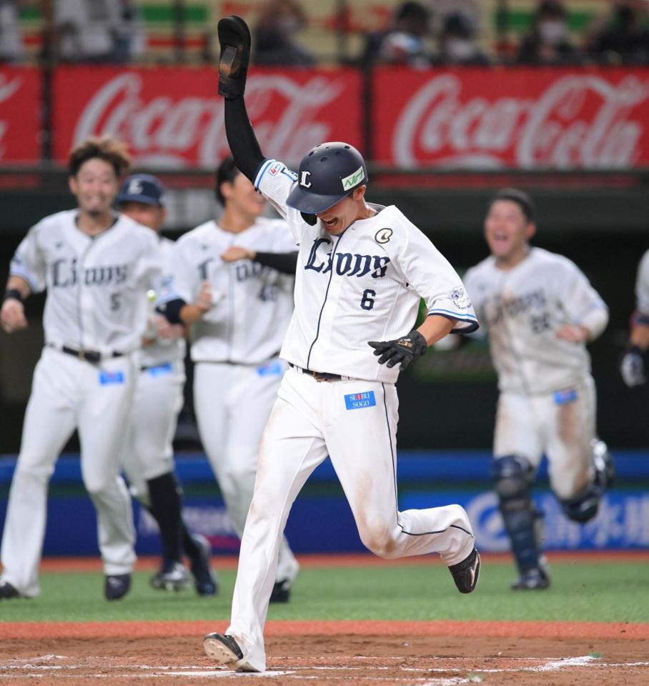 　９回、中村の適時二塁打でサヨナラのホームを踏む二走・源田（中央）＝撮影・伊藤笙子