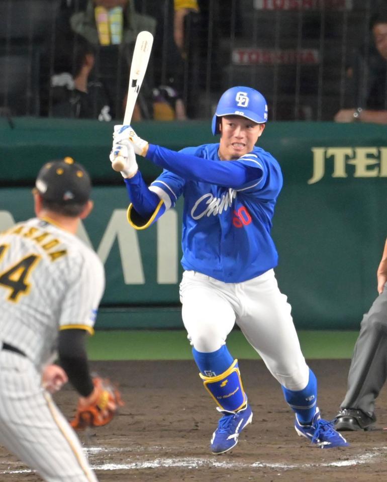 　９回、右前へ同点に追いつく２点適時打を放つ岡林（撮影・立川洋一郎）