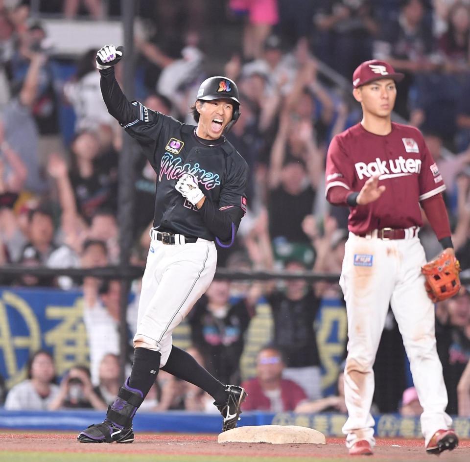 　８回、勝ち越しの中越え適時三塁打を放ちガッツポーズを決める岡。三塁手・村林（撮影・開出牧）