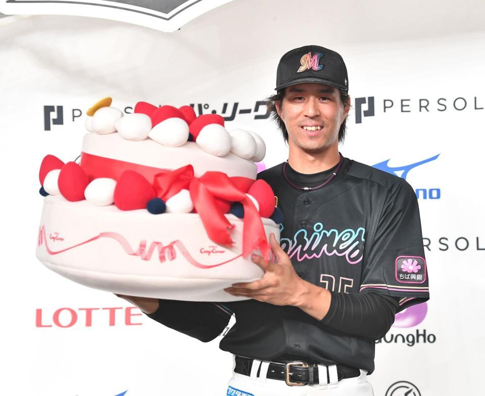 　お立ち台でバースデーケーキのクッションを手に会心の笑みを浮かべる岡（撮影・開出牧）