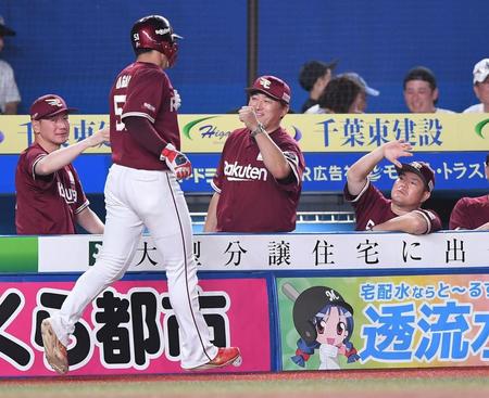 　５回、岡島の右前適時打で三塁から勝ち越しのホームを踏んだ小郷（左手前）とグータッチを交わす石井監督（中央）＝撮影・開出牧