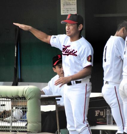 　試合中、ベンチから指示を出す藤井・小林監督