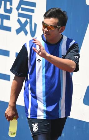 　調整する山崎（撮影・金田祐二）