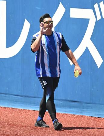 　調整する山崎（撮影・金田祐二）