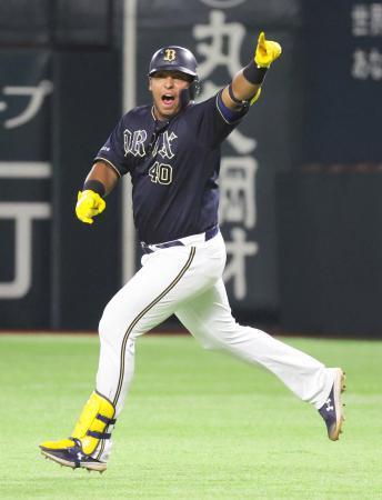 　１０回、決勝本塁打を放ち、ベンチを指さすオリックスのセデーニョ＝ペイペイドーム