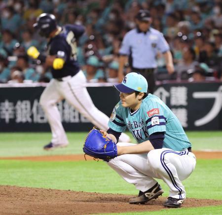 　１０回、オリックスのセデーニョ（奥）に決勝本塁打を浴び、座り込むソフトバンク・松本裕＝ペイペイドーム