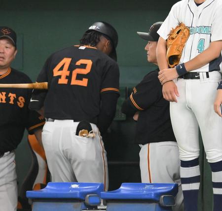 　広島戦の５回、スイング中に左手を痛め、治療のためベンチに下がるブリンソン（左）＝１３日