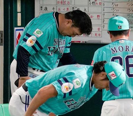 　オリックスに敗れ、一礼して引き揚げる藤本監督（奥）