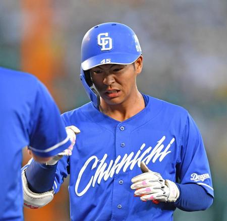 　５回、自打球で一度はベンチ裏に下がったが、再度打席に立ち、左前打を放った龍空（撮影・中田匡峻）