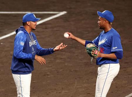 　メヒア（左）はマルティネスからウイニングボールを受け取る（撮影・山口登）