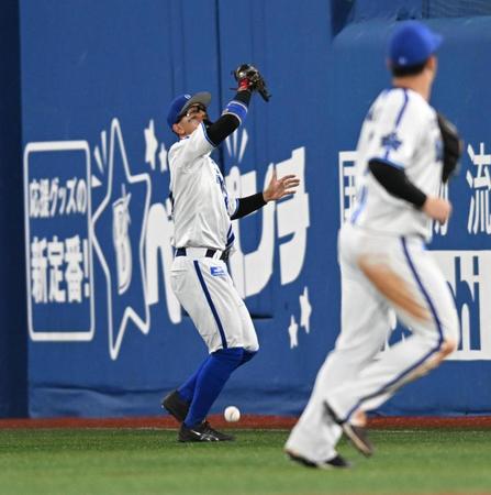 　８回、上本の打球を落球する関根（撮影・金田祐二）