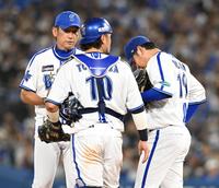 　１５日の広島戦の９回、山崎を降板させる三浦監督（撮影・金田祐二）