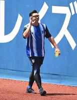 　調整する山崎（撮影・金田祐二）