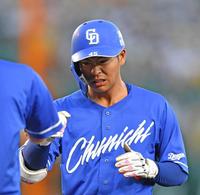 　５回、自打球で一度はベンチ裏に下がったが、再度打席に立ち、左前打を放った龍空（撮影・中田匡峻）