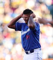 　ネックレスを外すメヒア（撮影・山口登）