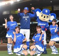 　お立ち台でドアラ（右から２人目）らに祝福されるメヒア（撮影・北村雅宏）