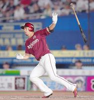 　９回、左越え２ランを放つ阿部（撮影・開出牧）