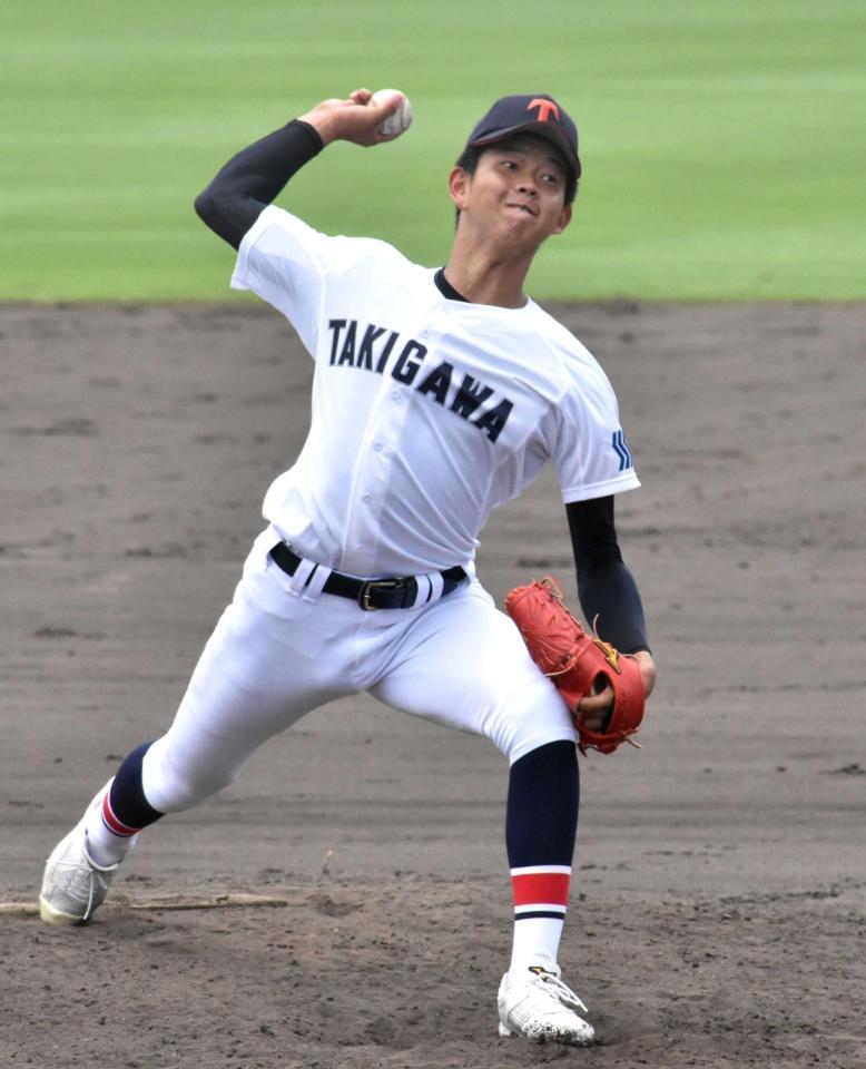 　六回から登板し、力投する滝川二・坂井