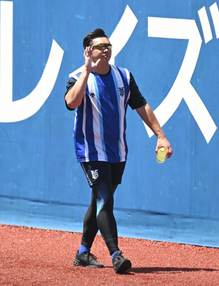 　調整する山崎（撮影・金田祐二）