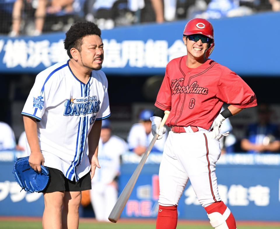 　始球式で上本にぶつけてしまい謝る鬼越トマホークの金ちゃん（撮影・金田祐二）