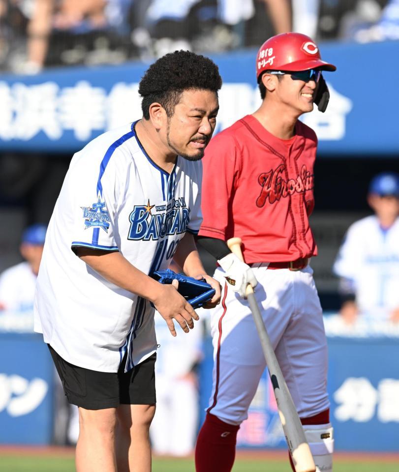 　始球式で上本にぶつけてしまい謝る鬼越トマホークの金ちゃん（撮影・金田祐二）