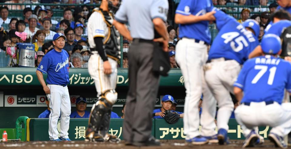 　５回、自打球を受けた龍空（４５）を心配そうに見つめる立浪監督（左）＝撮影・中田匡峻