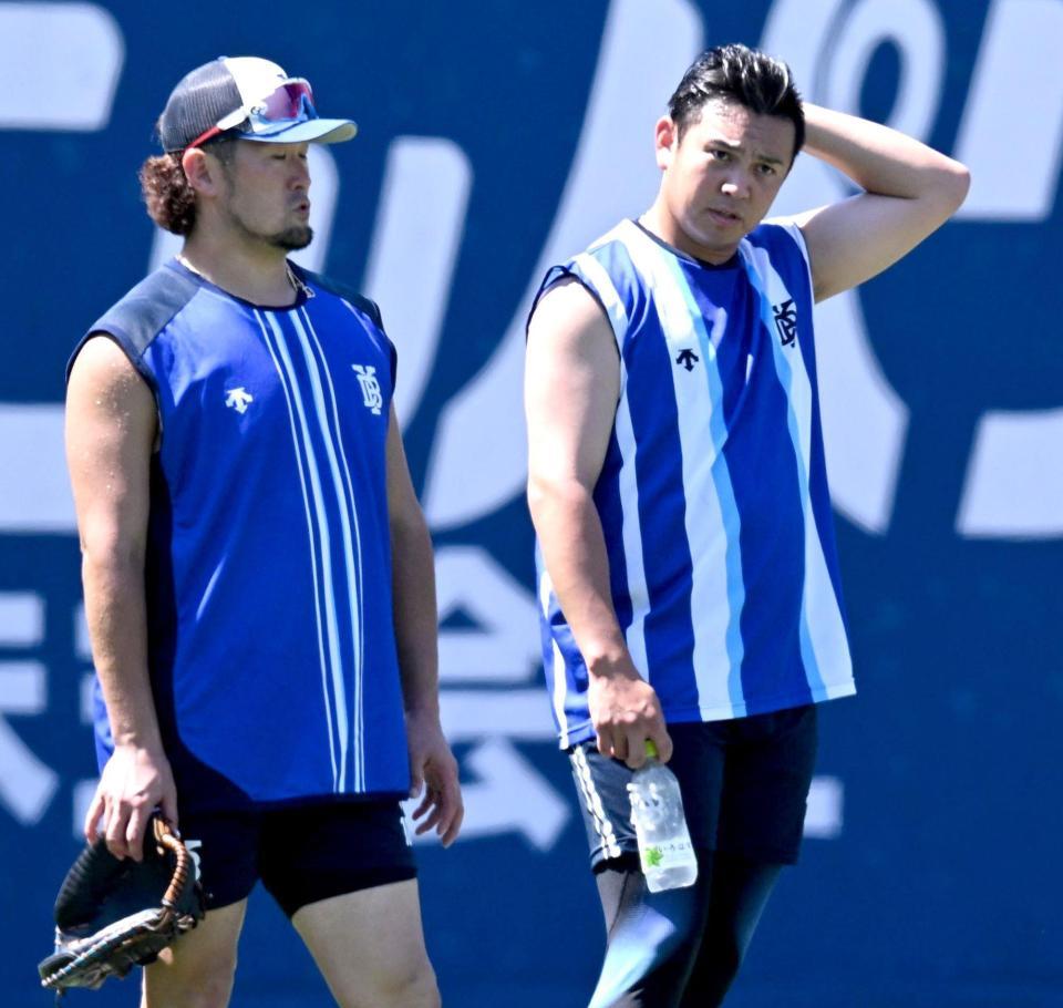 　戸柱と厳しい表情で話し込む山崎（撮影・金田祐二）