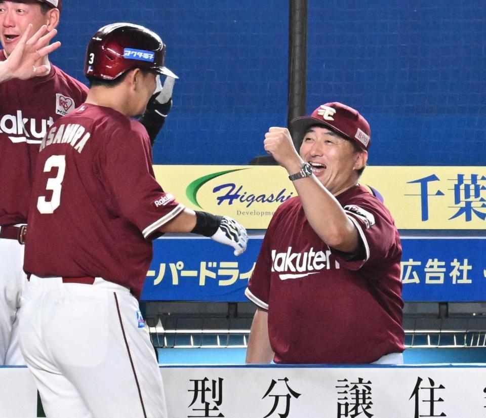 　９回、勝ち越し２ランを放った浅村を迎える石井監督（右）