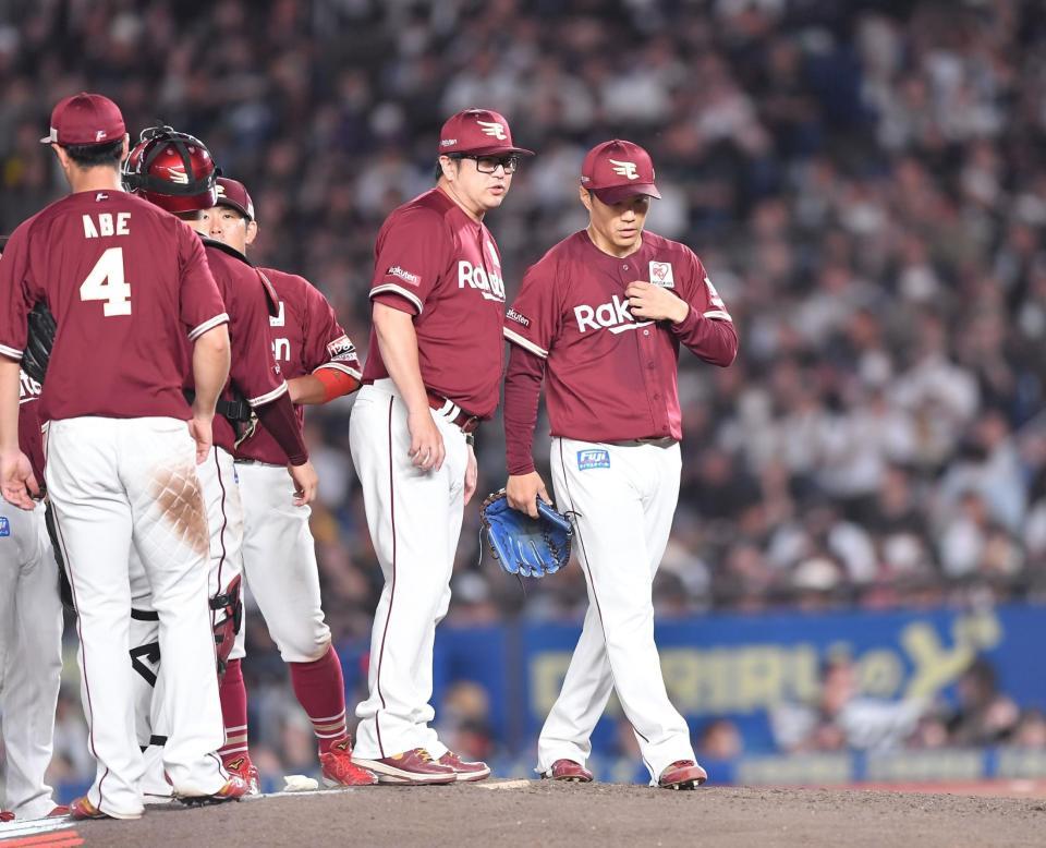 　８回、打席にポランコを迎え降板した則本（右）＝撮影・開出牧