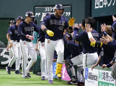 先制３ランを放ちナインとタッチするセデーニョ（４０）