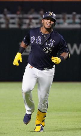 　６回、先制３ランを放ちダイヤモンドを一周するセデーニョ