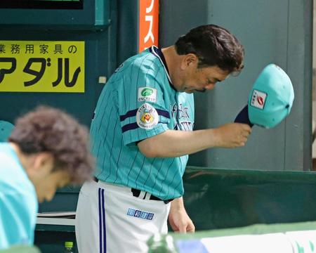 　オリックスに敗れ９連敗となり、一礼してベンチを引き揚げる藤本監督