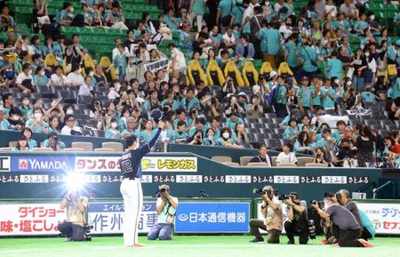 　地元初勝利を飾った山下はファンの声援に応える