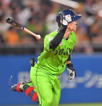 　４回、左中間に満塁本塁打を放つ内山（撮影・西岡正）