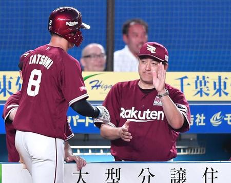 　６回、小郷の勝ち越し２点適時二塁打で生還した辰巳（左）とタッチをかわす石井監督（撮影・開出牧）