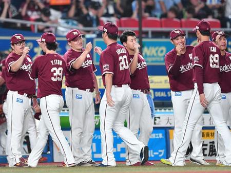 　ロッテに連勝し勝利投手の安楽（中央手前）らナインとタッチを交わす石井監督（左から３人目）＝撮影・開出牧