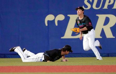 　６回、小郷の飛球を捕球できなかった遊撃手藤岡（左）と左翼手石川慎。２点二塁打となった