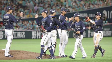 　ソフトバンクに勝利し、タッチを交わすオリックスナイン＝ペイペイドーム