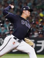 　力投する先発の山下