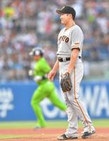 　１回、村上（左）に３ランを浴びた菅野（撮影・西岡正）