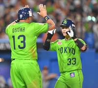 　４回、満塁本塁打を放ち、オスナ（左）とタッチを交わす内山（撮影・西岡正）