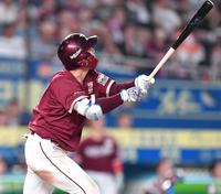 　６回、レフトへ勝ち越しの２点適時二塁打を放つ小郷（撮影・開出牧）