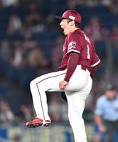 　９回、岡を空振り三振に斬り雄たけびを上げる松井裕（撮影・開出牧）