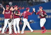 　最終回をピシャリと抑えナインとタッチをかわす松井裕（右から２人目）＝撮影・開出牧