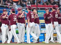 　ロッテに連勝し勝利投手の安楽（中央手前）らナインとタッチを交わす石井監督（左から３人目）＝撮影・開出牧