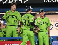 　４回、満塁本塁打を放った内山（３３）を迎える高津監督（右）