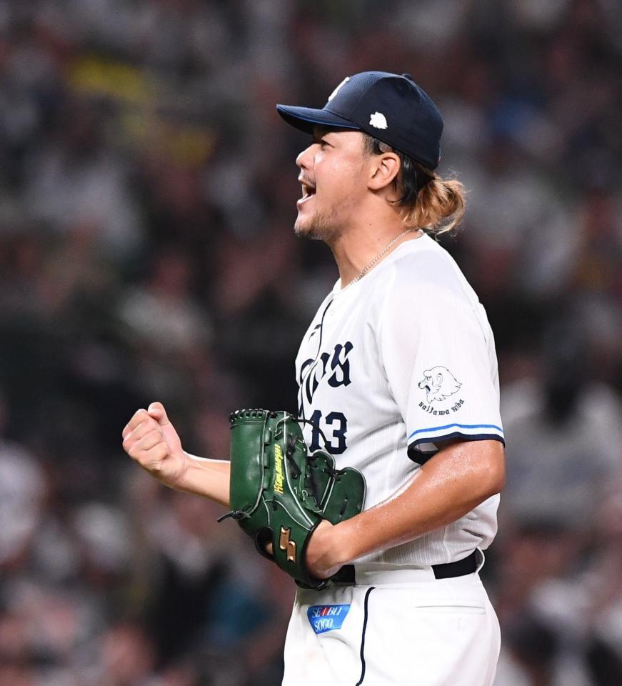 　完封勝利を飾りガッツポーズをする高橋（撮影・園田高夫）