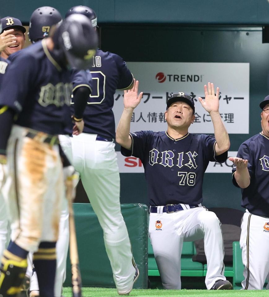 　６回、先制３ランを放ったセデーニョを出迎える中嶋監督