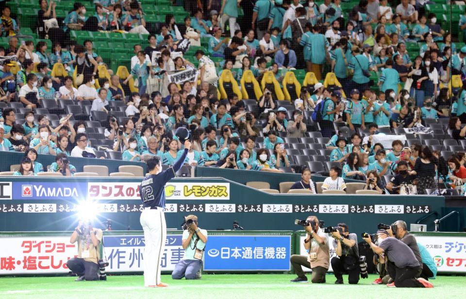 　地元初勝利を飾った山下はファンの声援に応える